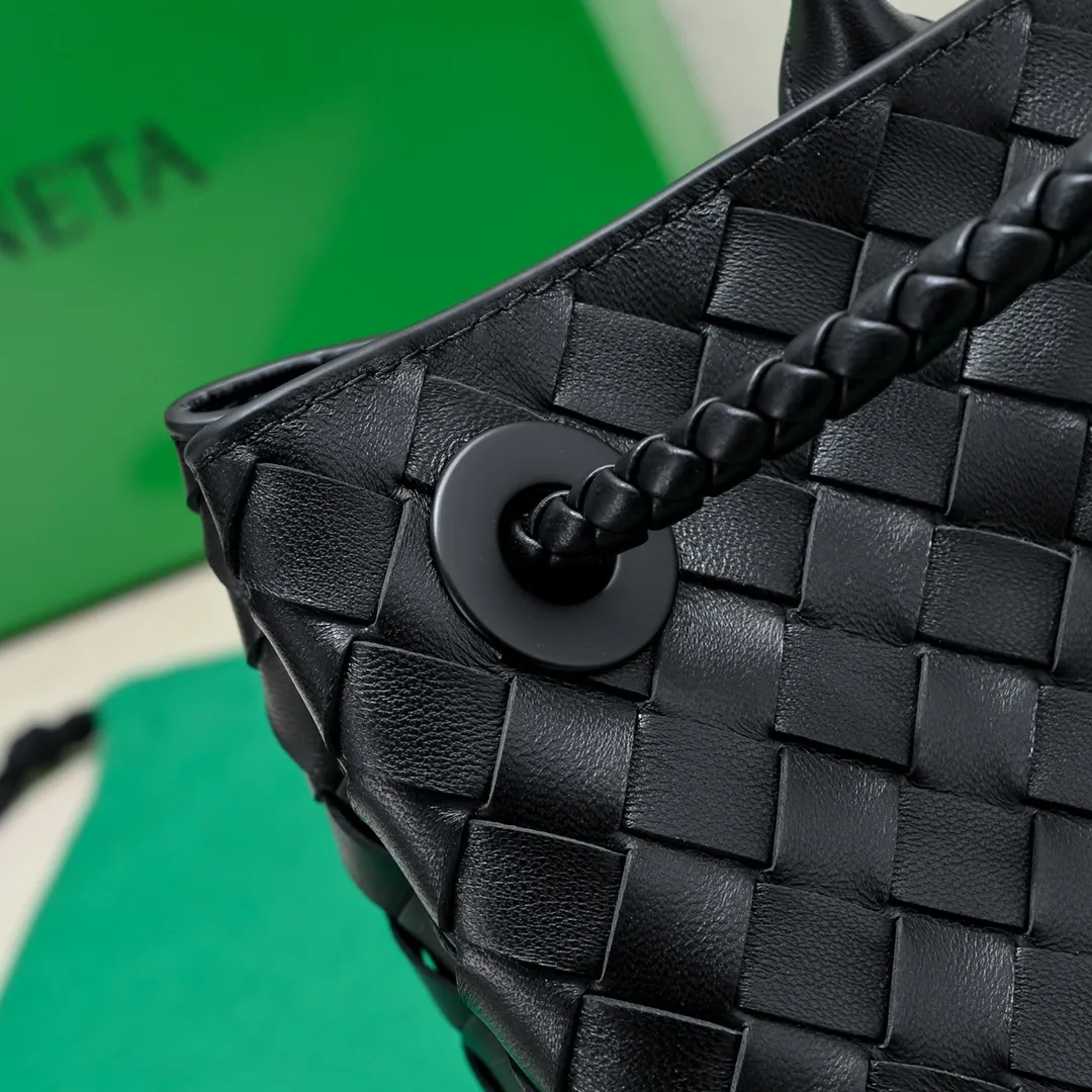 Batch 1960 #Bottega Veneta new horizontal Andiamo handbag, many stars have the same style 🎈 Classic full-body leather weaving with golden rope buckle, stable and chic enough [proud] The whole body is made of Nappa sheep leather, comfortable, soft and dynamic. The sliding metal rope buckle can adjust the shoulder strap, single shoulder / handbag / crossbody, multiple carrying methods, large bag capacity, suitable for commuting / daily / travel This bag is divided into small/medium/large sizes. There is always one that suits you, so take me with you🎀🎀 Size: 29x18x10 Model: 6463#